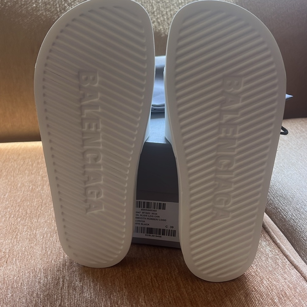 BALENCIAGA
Rubber Logo Pool Slides in White & Black - Picture 9 of 9